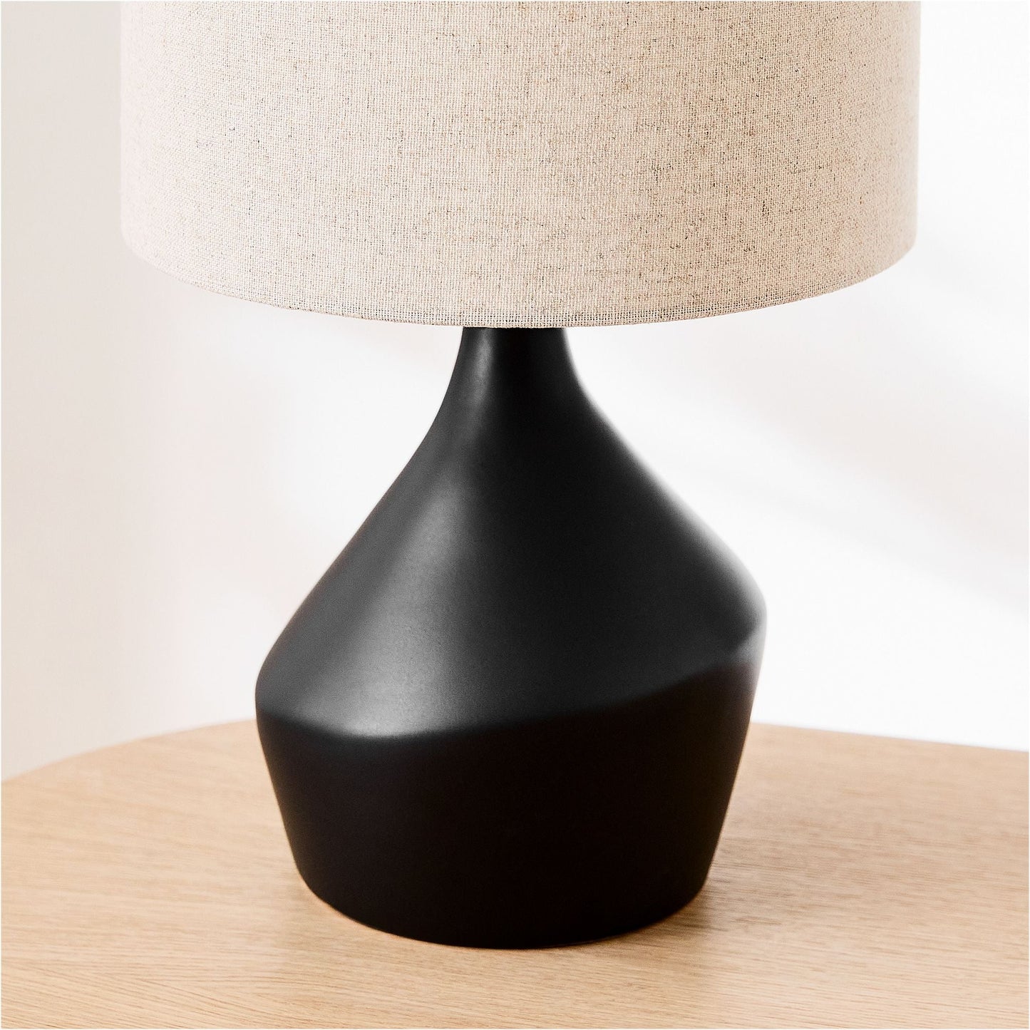 Lampe de Table Asymétrique en Céramique (43 cm) | Éclairage Sculptural avec Abat-jour en Lin