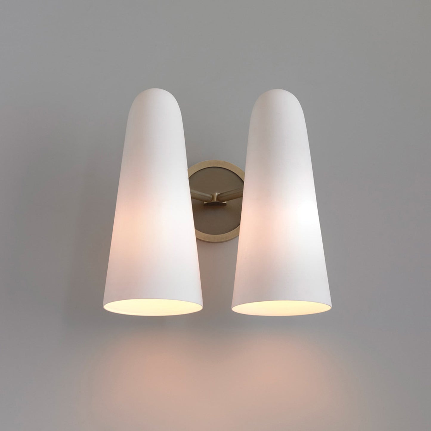 Applique Murale Montfaucon en Laiton et Verre – Éclairez Votre Salon avec Élégance 3