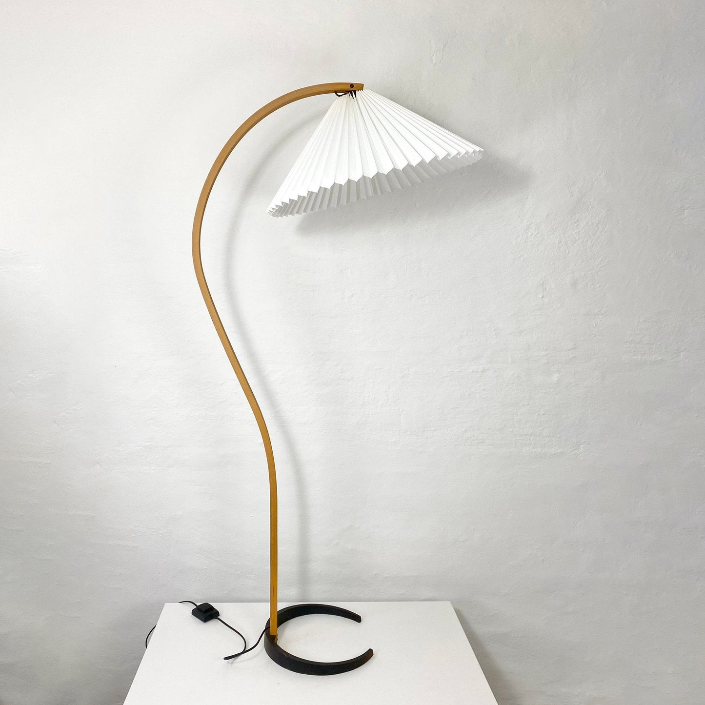 Lampadaire Bois Caprani – Élégance et Lumière Douce 3