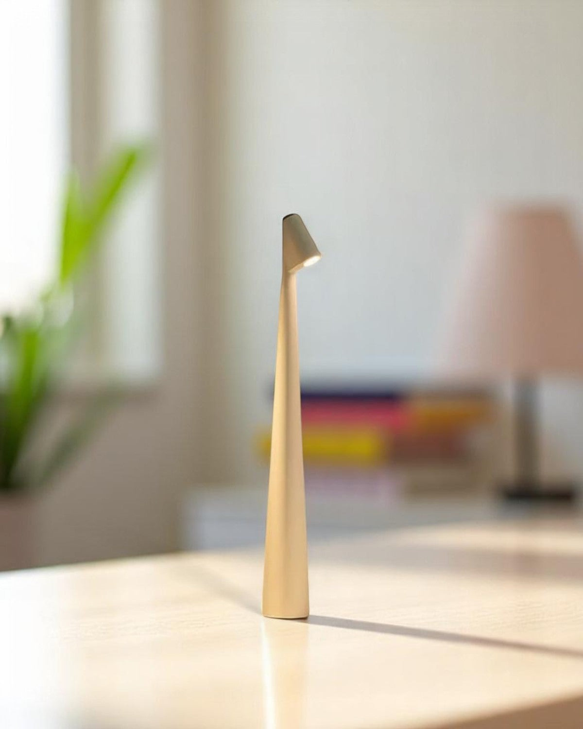 Lampe De Table Élégante Avec Abat-Jour Incliné – Éclairage Ciblé Dans Un Style Chic 1