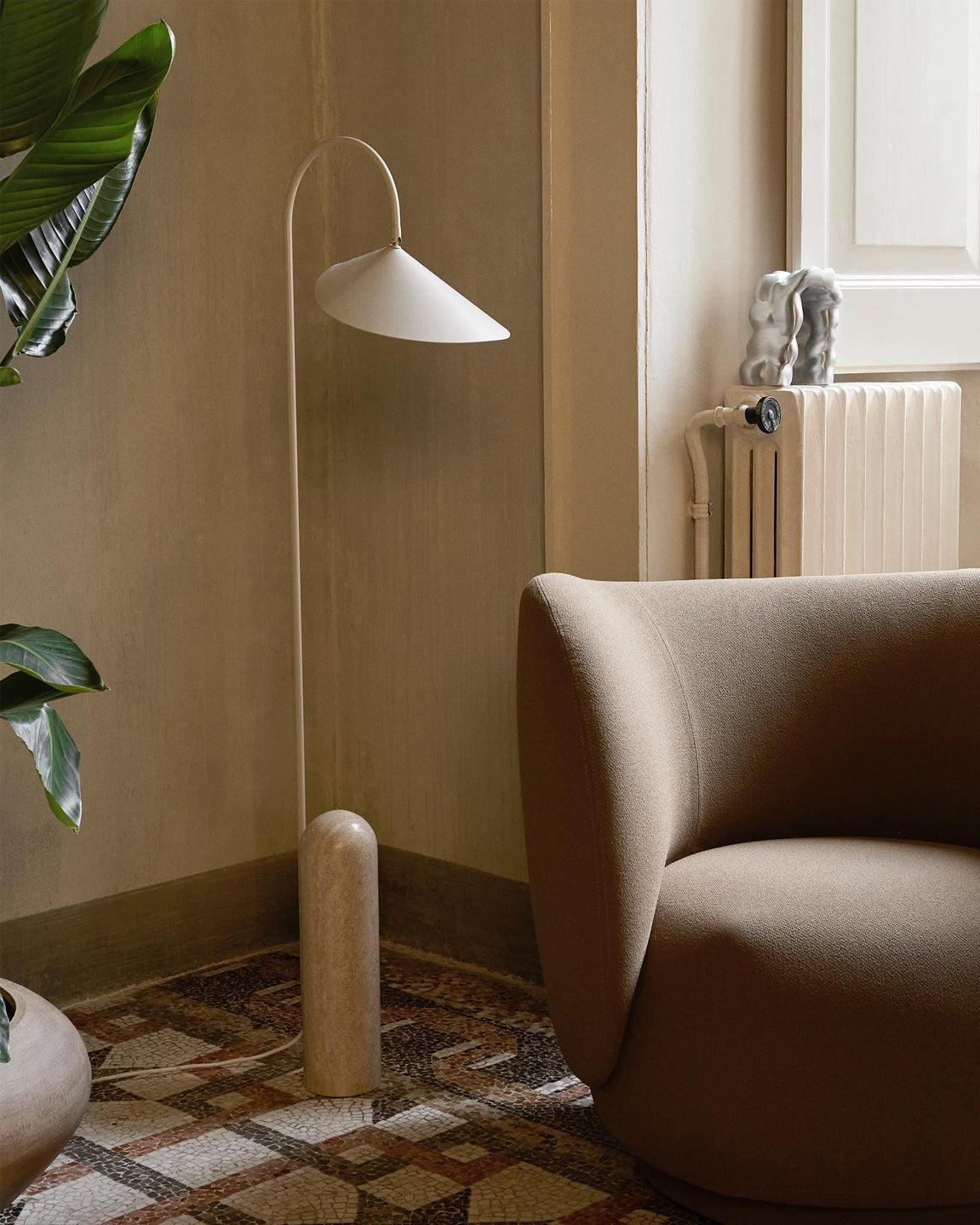 Lampe Sur Pied Mono – Éclairage Chic et Sculptural pour Votre Salon 3