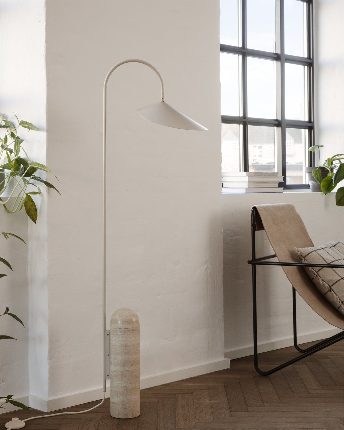 Lampe Sur Pied Mono – Éclairage Chic et Sculptural pour Votre Salon 6