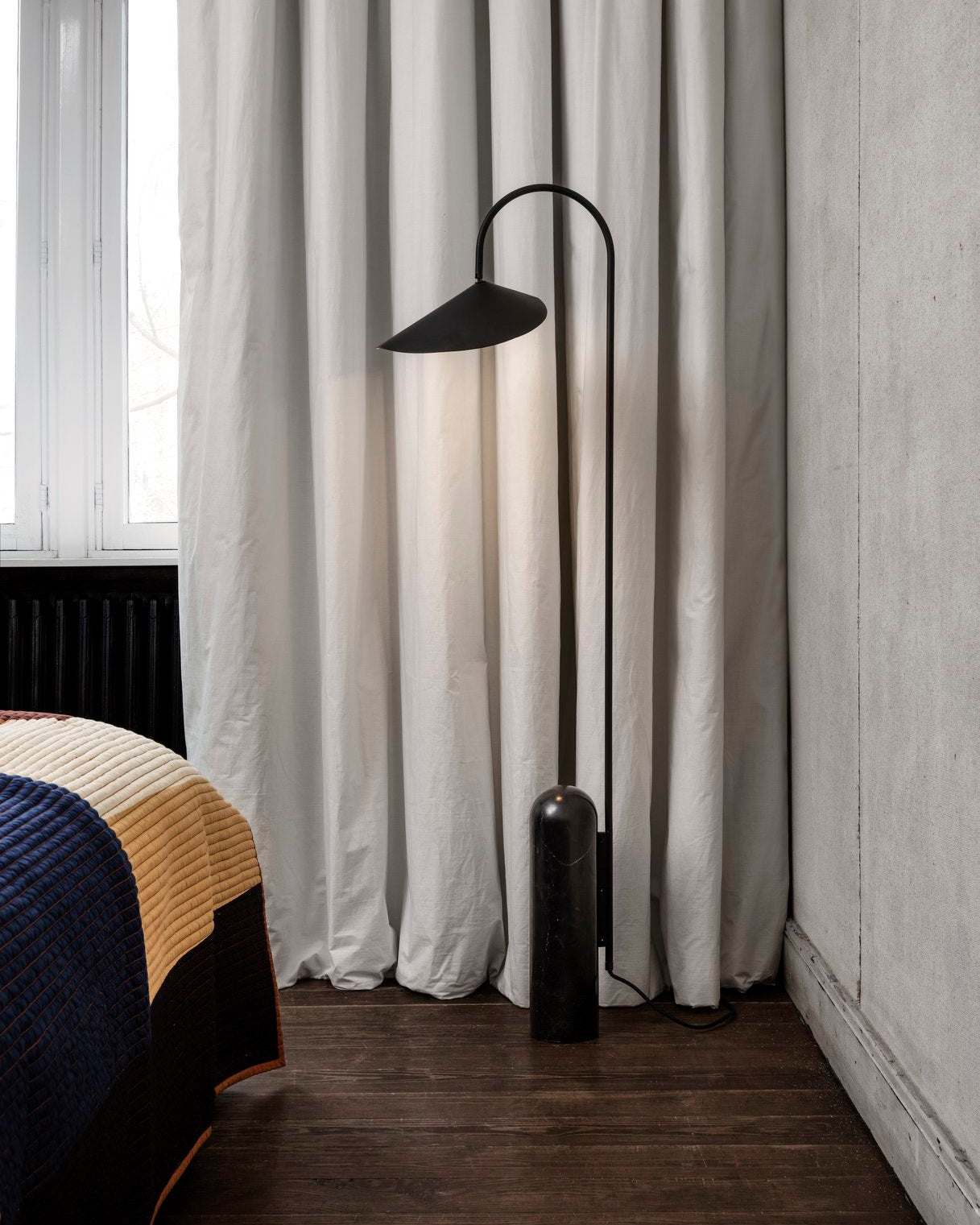 Lampe Sur Pied Mono – Éclairage Chic et Sculptural pour Votre Salon 7