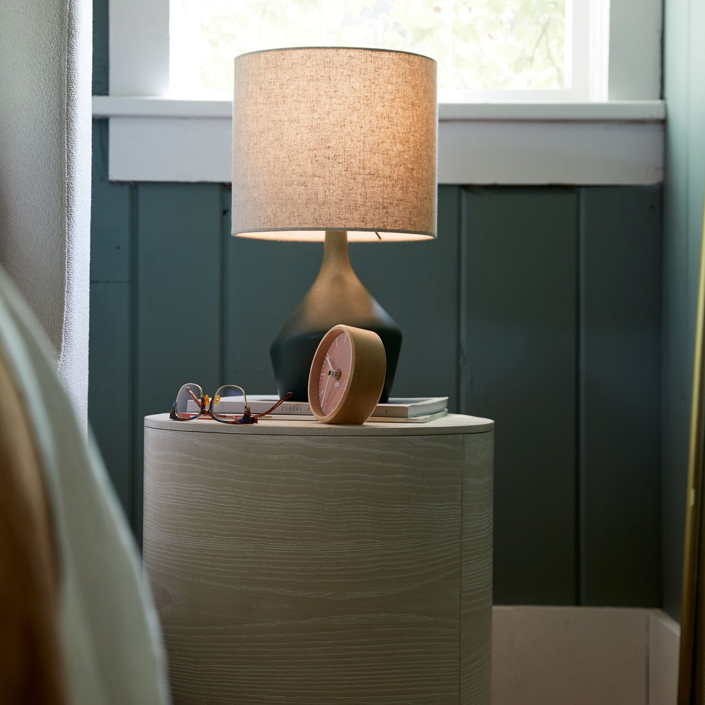 Lampe de Table Asymétrique en Céramique (43 cm) | Éclairage Sculptural avec Abat-jour en Lin