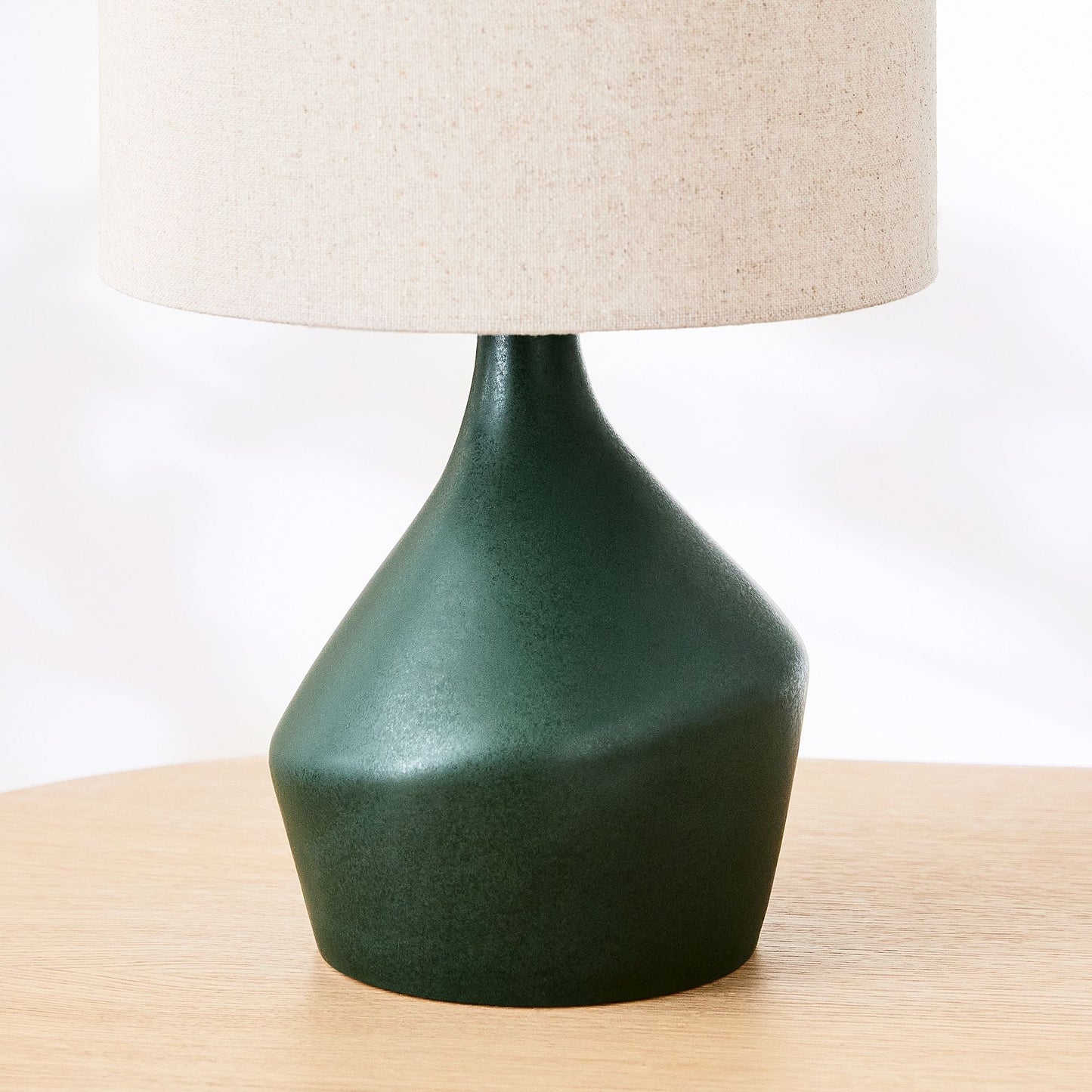 Lampe de Table Asymétrique en Céramique (43 cm) | Éclairage Sculptural avec Abat-jour en Lin