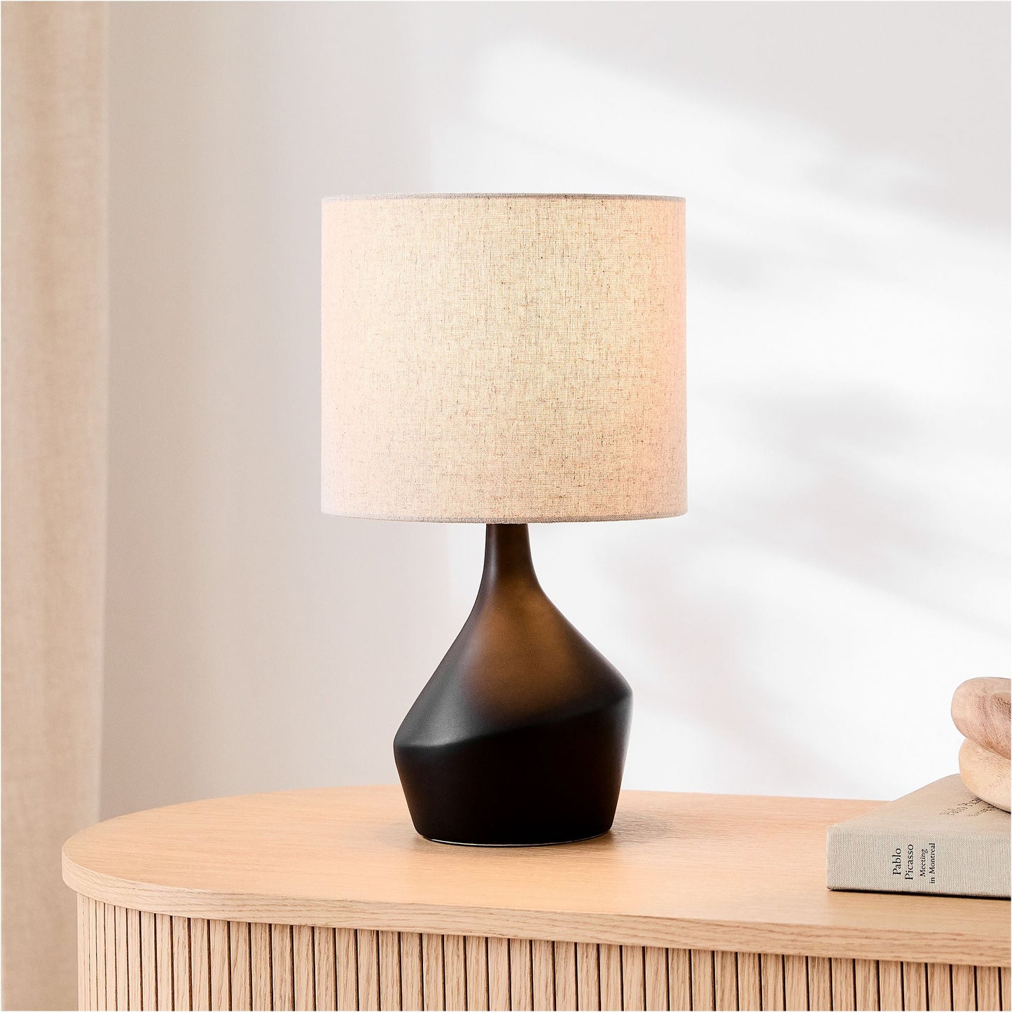 Lampe de Table Asymétrique en Céramique (43 cm) | Éclairage Sculptural avec Abat-jour en Lin