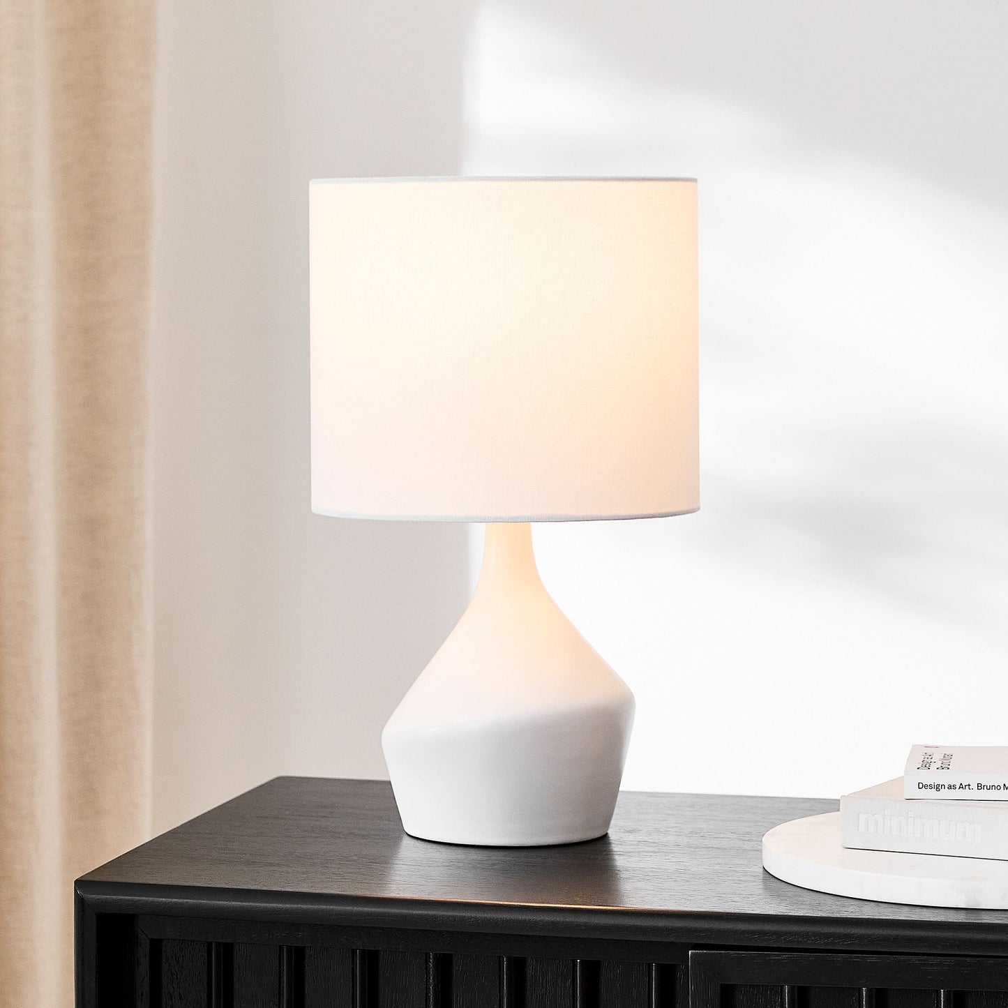 Lampe de Table Asymétrique en Céramique (43 cm) | Éclairage Sculptural avec Abat-jour en Lin