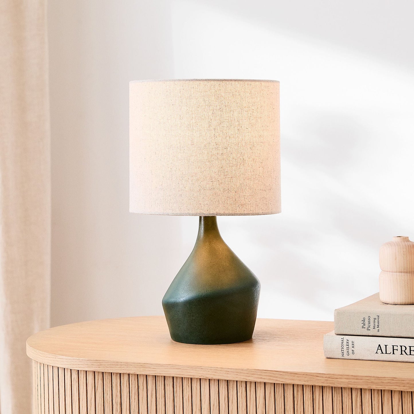 Lampe de Table Asymétrique en Céramique (43 cm) | Éclairage Sculptural avec Abat-jour en Lin